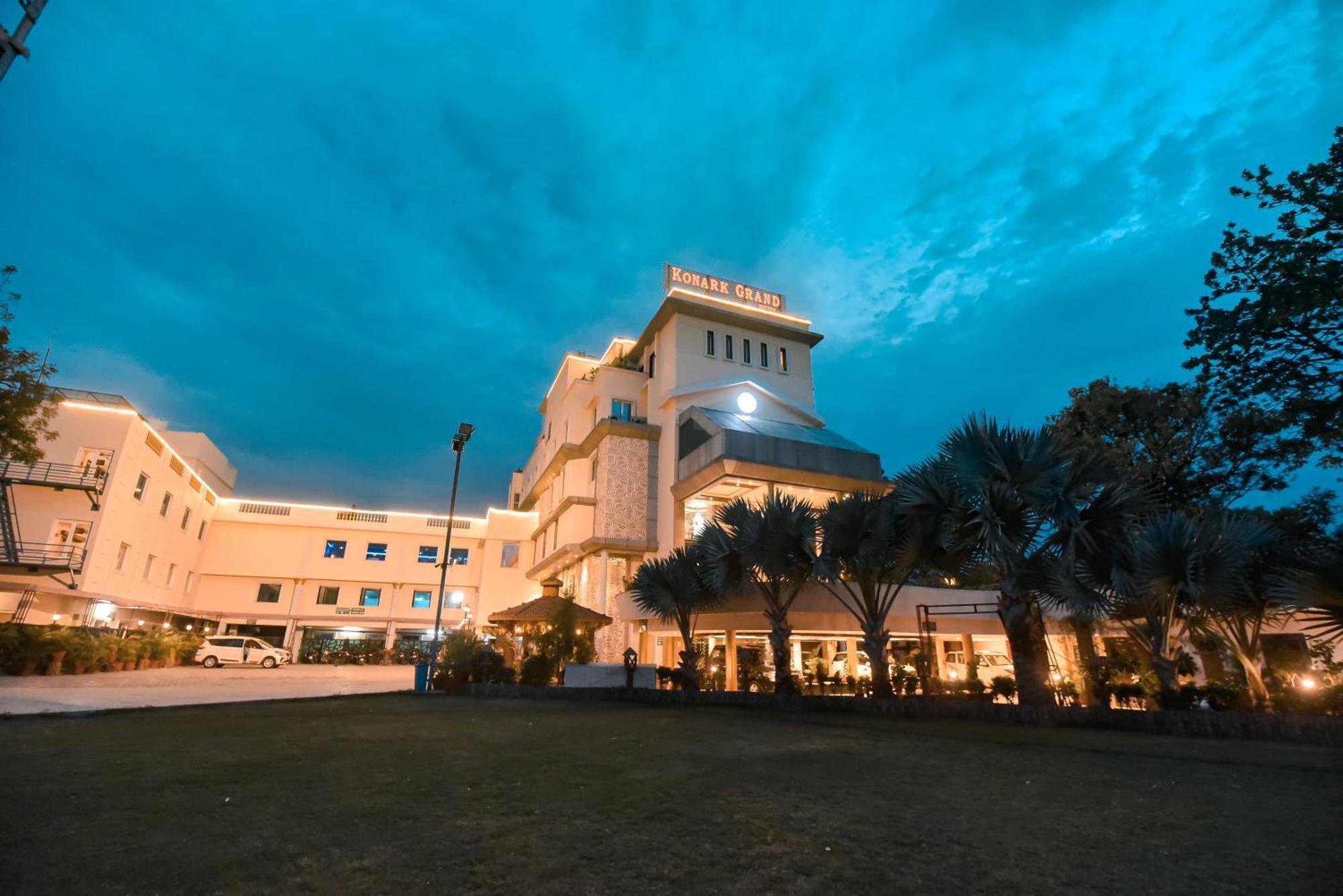 Konark Grand Hotel Mirzapur Bagian luar foto