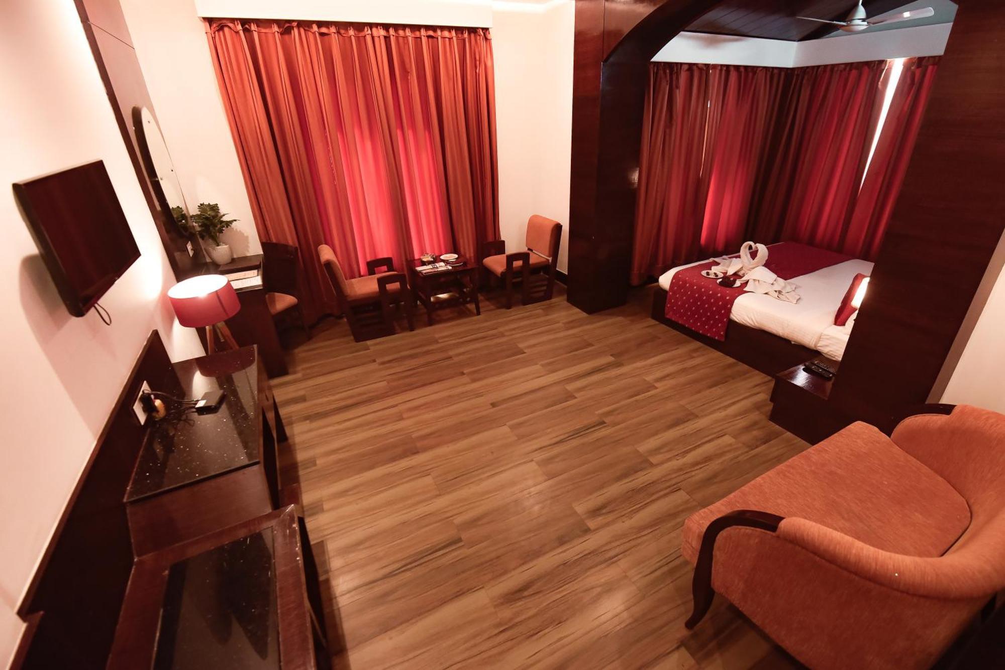 Konark Grand Hotel Mirzapur Bagian luar foto