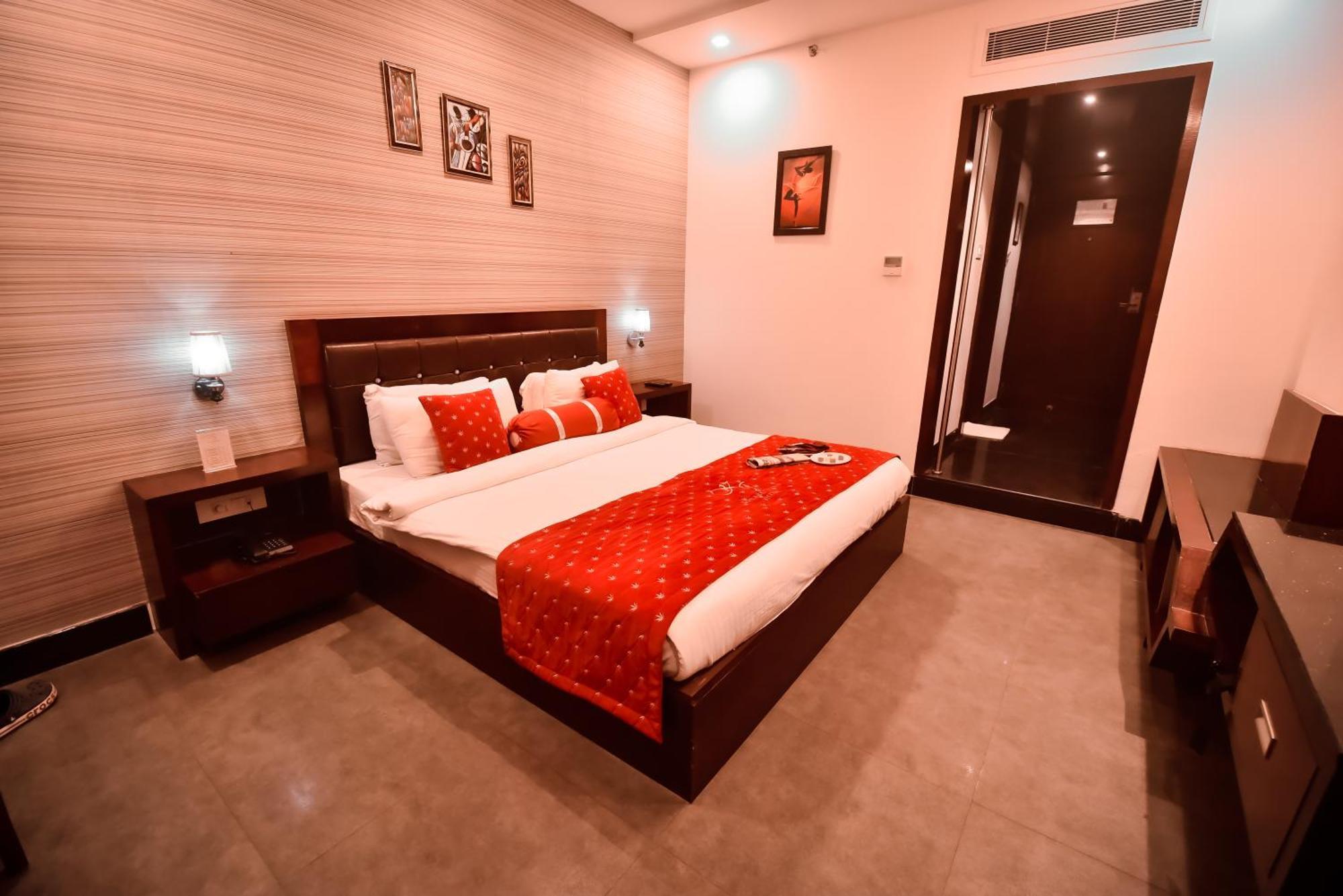 Konark Grand Hotel Mirzapur Bagian luar foto
