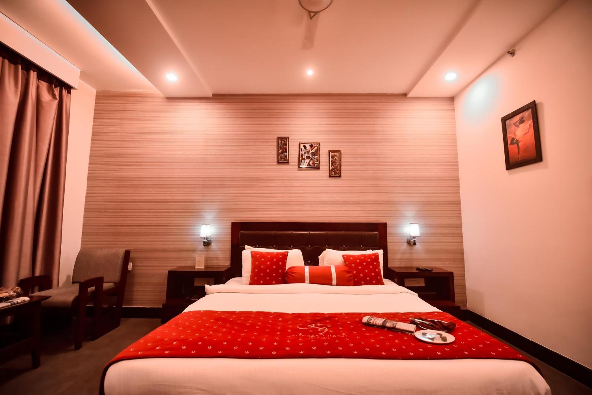 Konark Grand Hotel Mirzapur Bagian luar foto